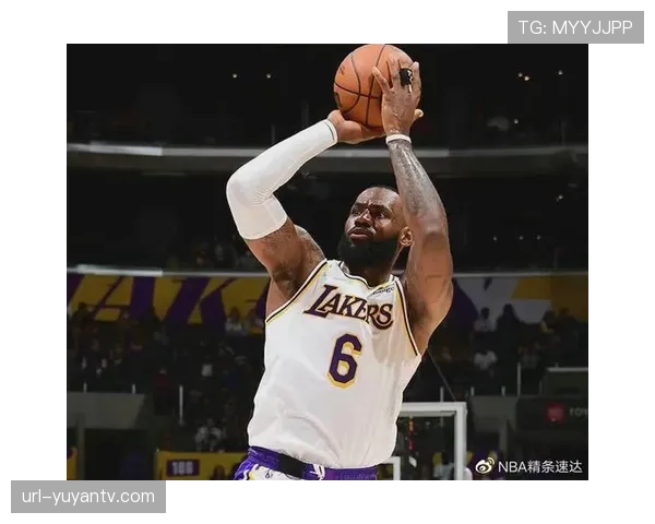 现场镜头捕捉到看台上一位克莱蒙小球迷紧张哭泣的画面